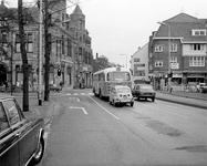 854995 Afbeelding van het wegverkeer op het Janskerkhof te Utrecht, ter hoogte van de Stammetsbrug en de Drift. Op de ...